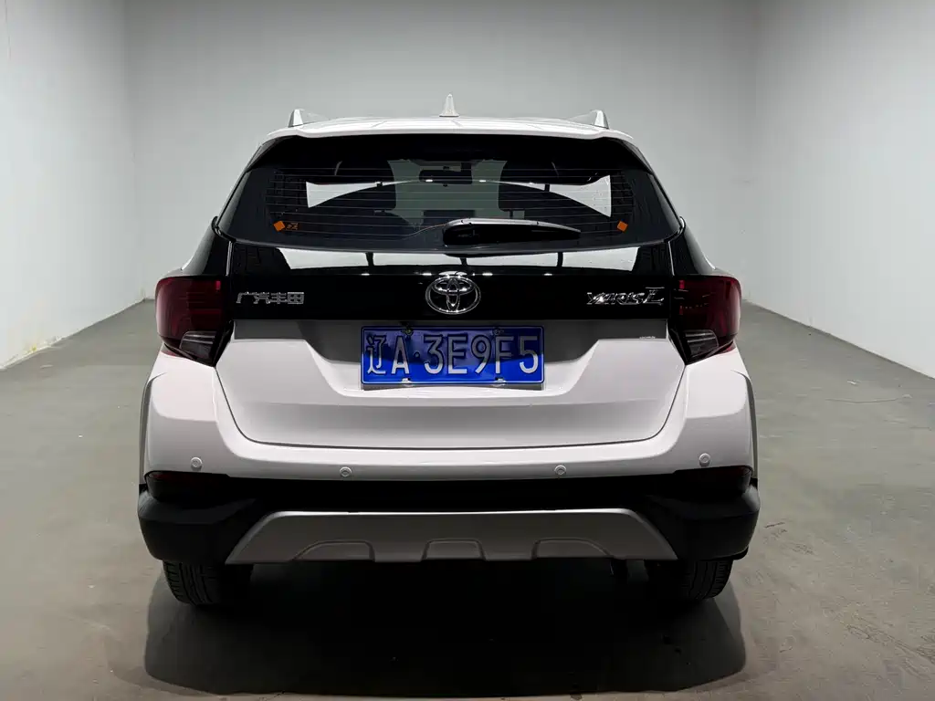 Toyota Yaris L 2023 — фото 33