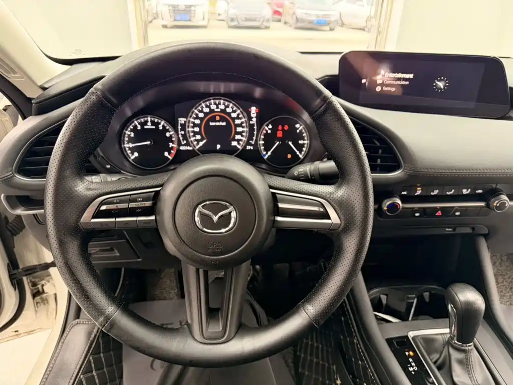 Mazda 3 Axela 2022 — фото 13