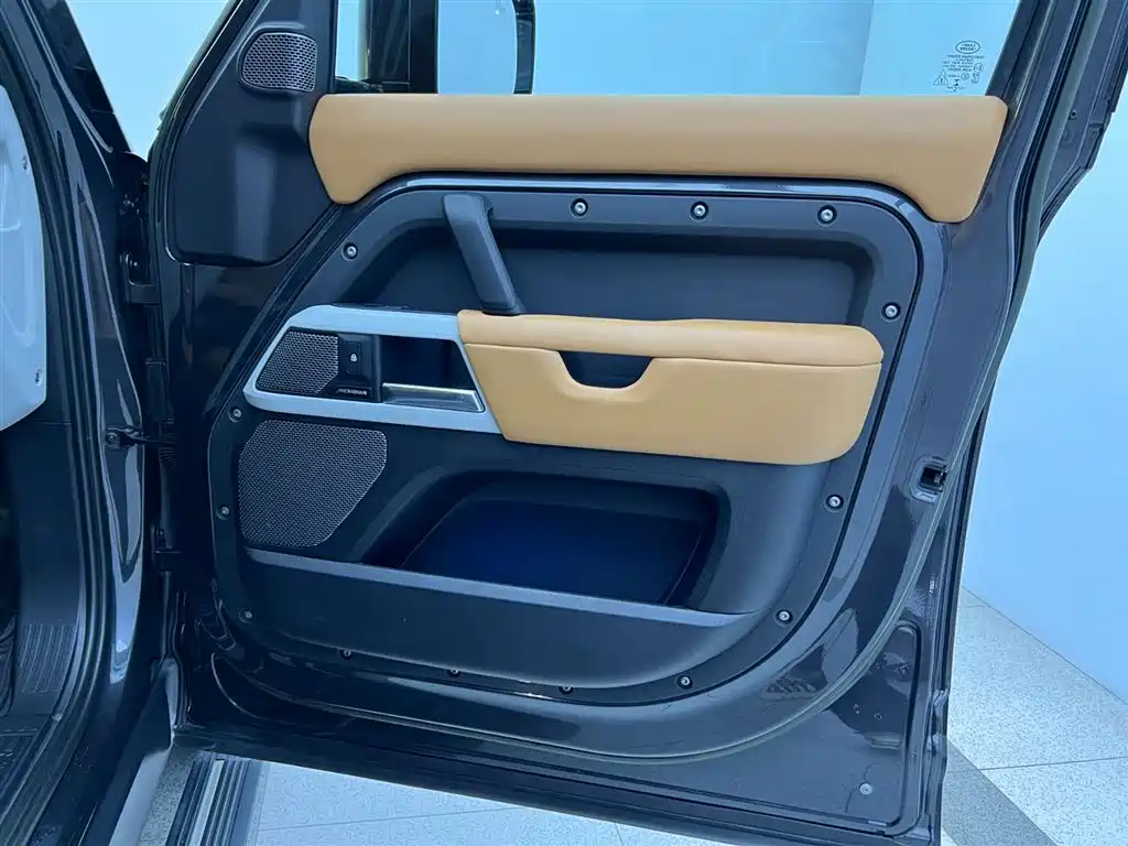 Land Rover Defender 2023 — фото 20