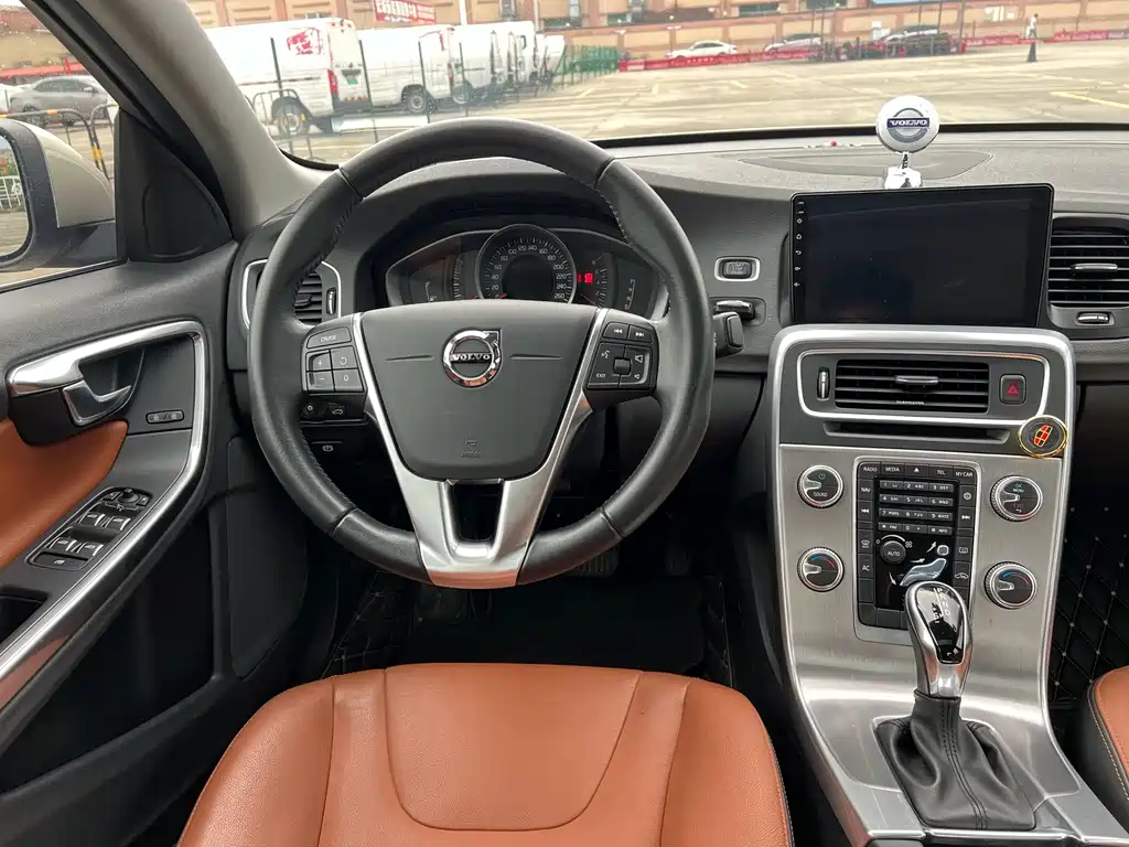 Volvo S60 2019 — фото 11