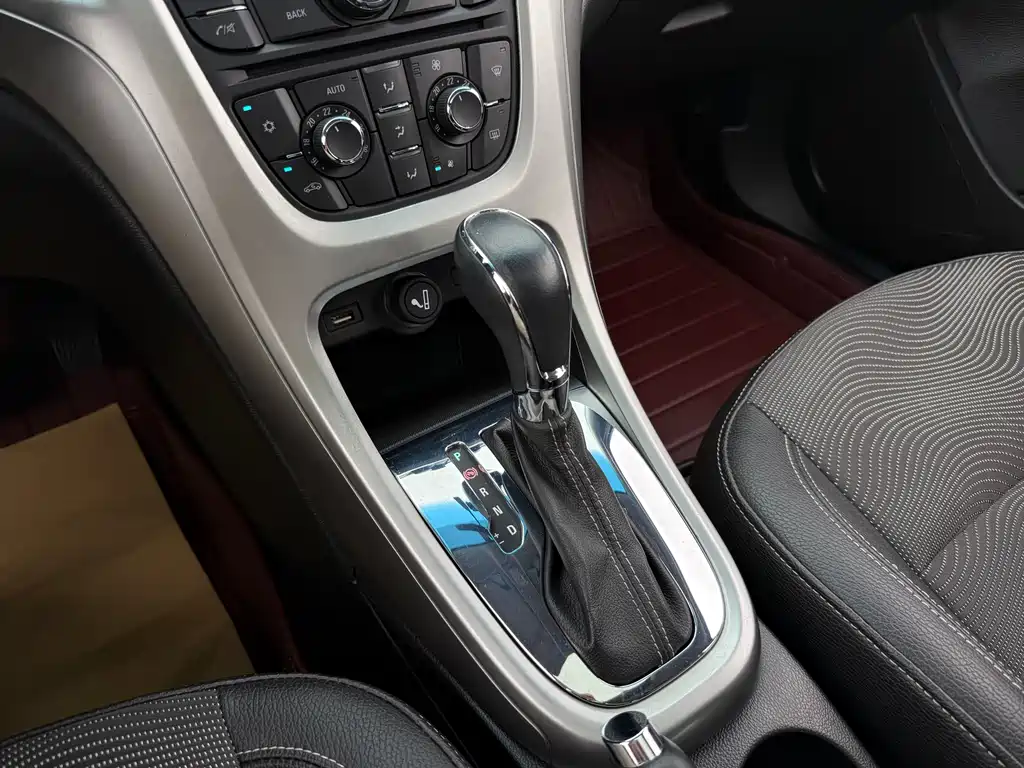 Buick Excelle 2014 — фото 12