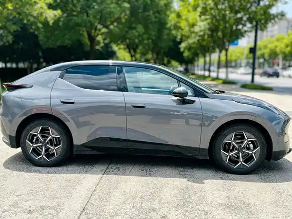 Lynk & Co Z20 2025