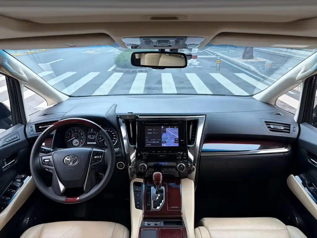Toyota Alphard 2018 — фото 8