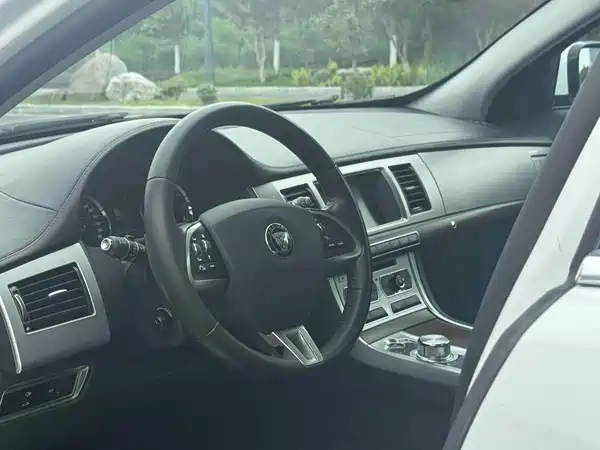 Jaguar XF 2015