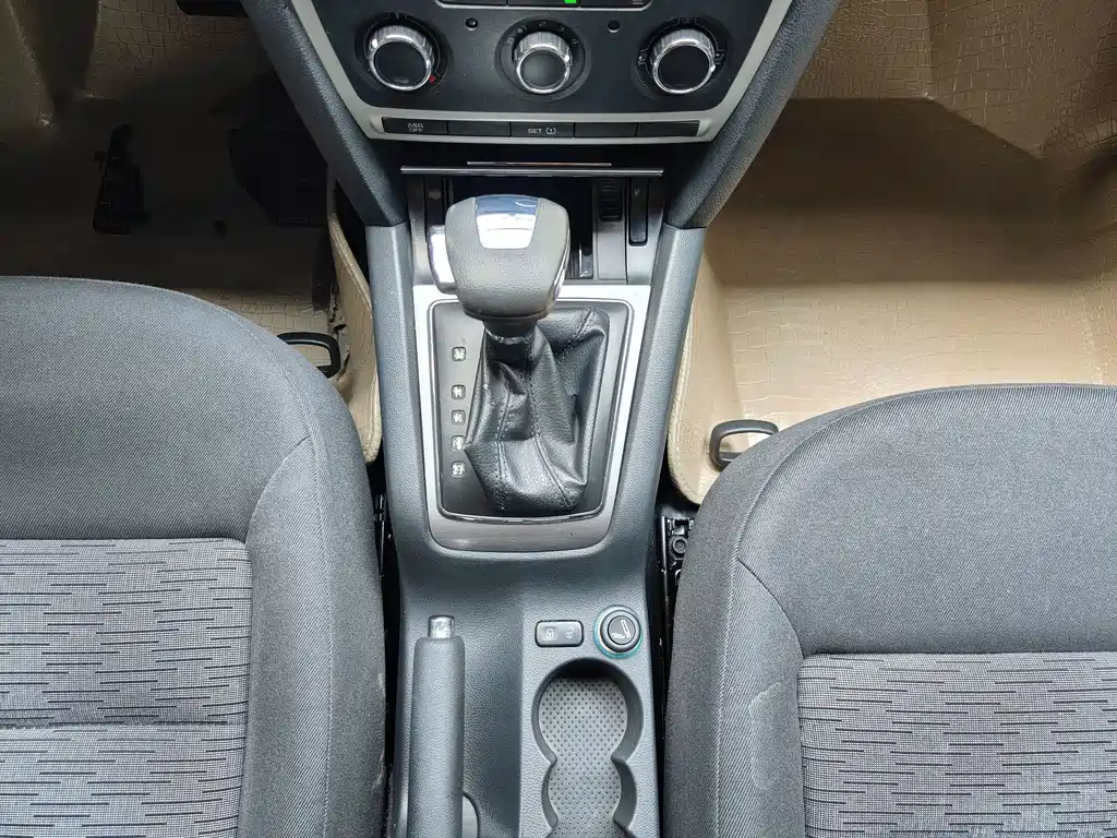 Skoda Octavia 2013 — фото 12