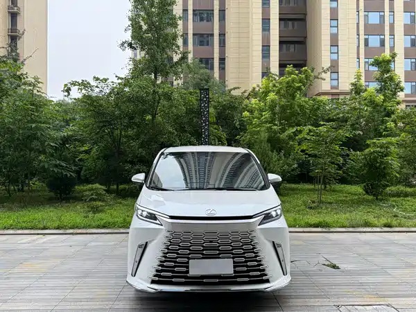 Lexus LM 2026