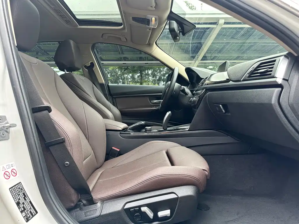 BMW 3 Series 2018 — фото 14