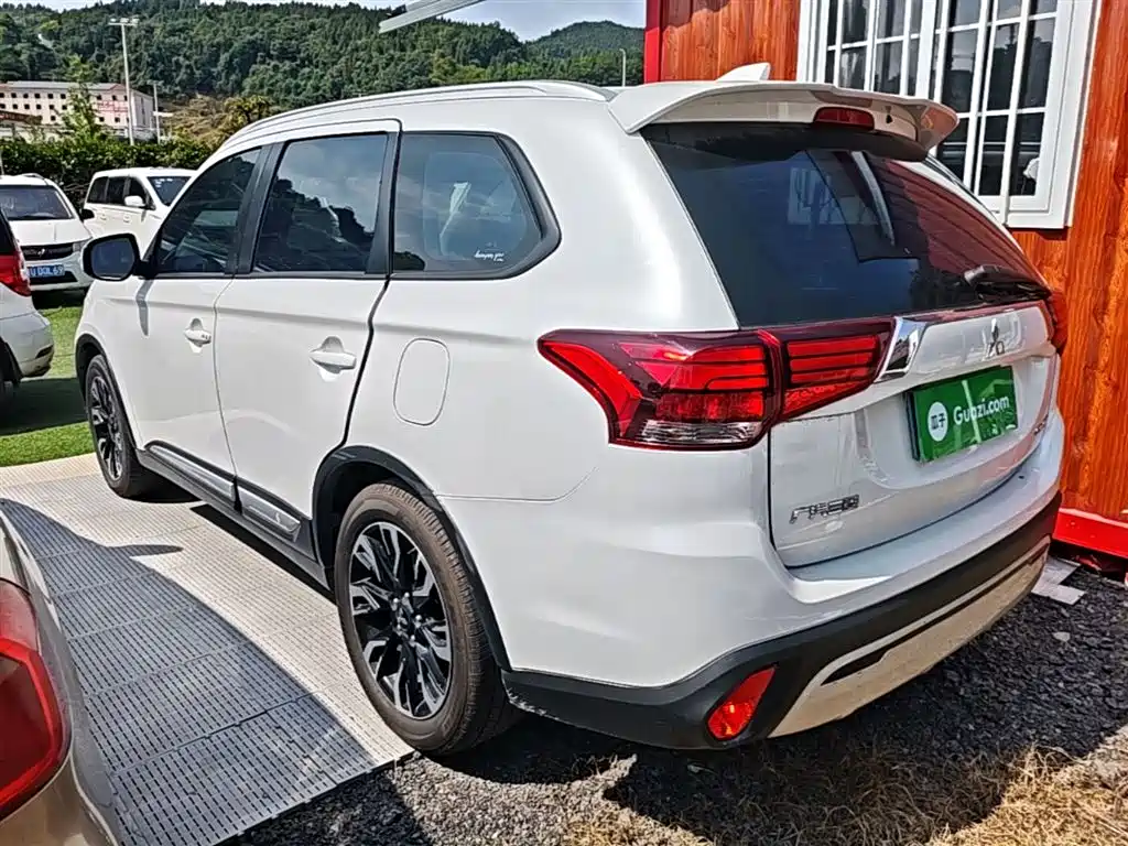 Mitsubishi Outlander 2019 — фото 5