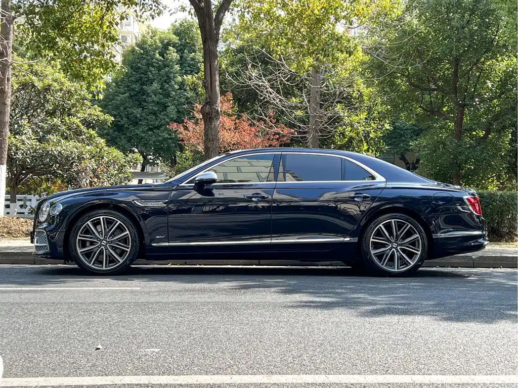 Bentley Flying Spur Plug-In Hybrid 2022 — фото 7
