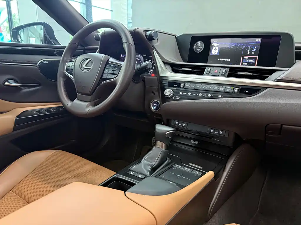 Lexus ES 2020 — фото 12