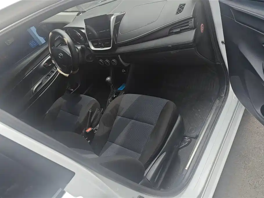 Toyota Yaris L 2017 — фото 8