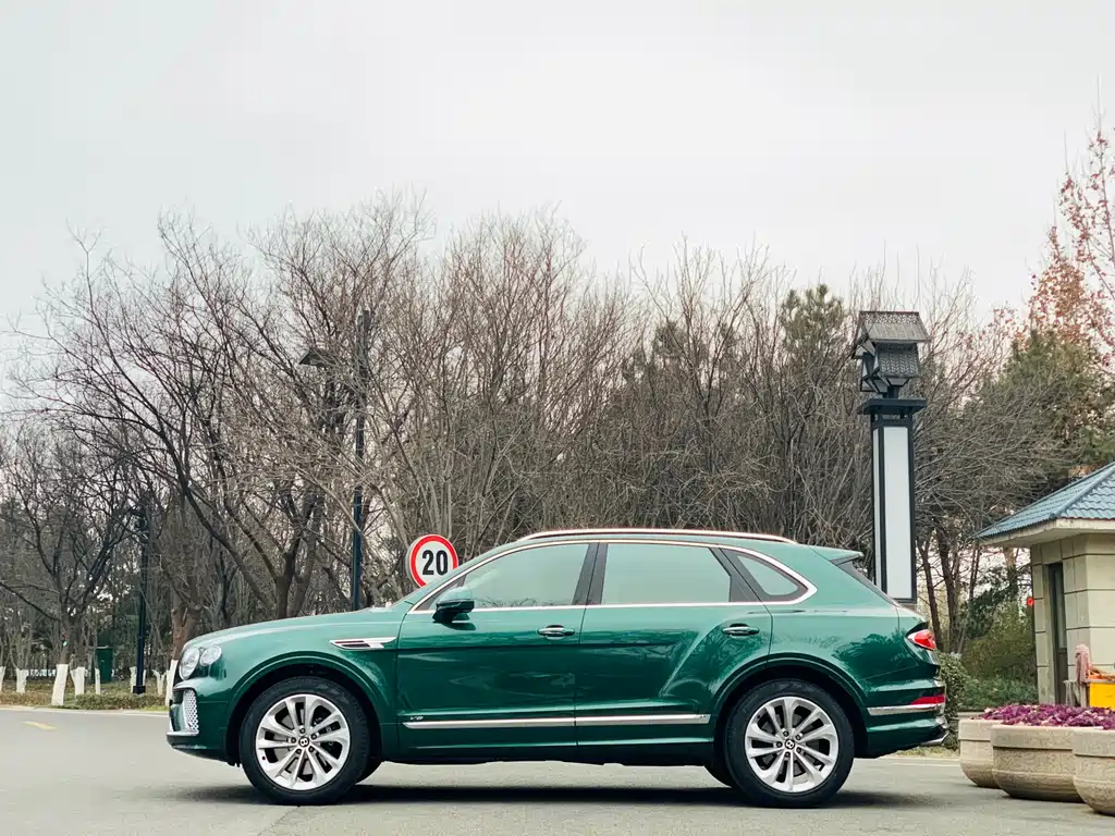 Bentley Bentayga 2021 — фото 12