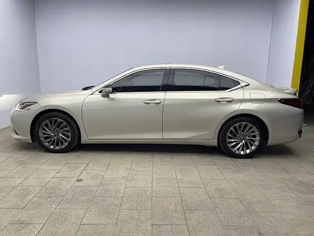 Lexus ES 2020 — фото 15
