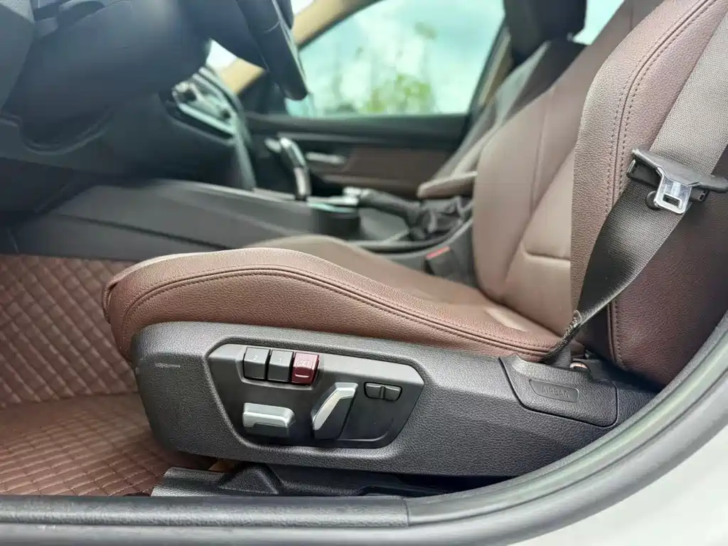 BMW 3 Series 2019 — фото 18