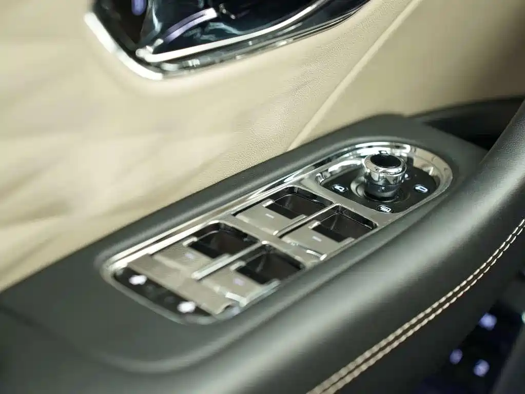 Bentley Flying Spur 2024 — фото 25