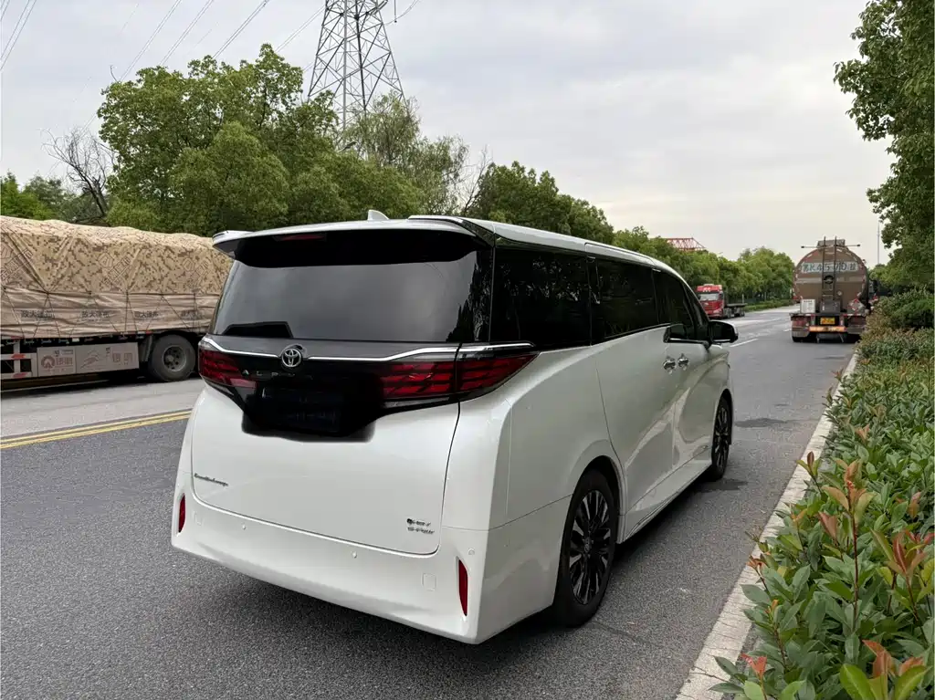 Toyota Alphard 2024 — фото 3