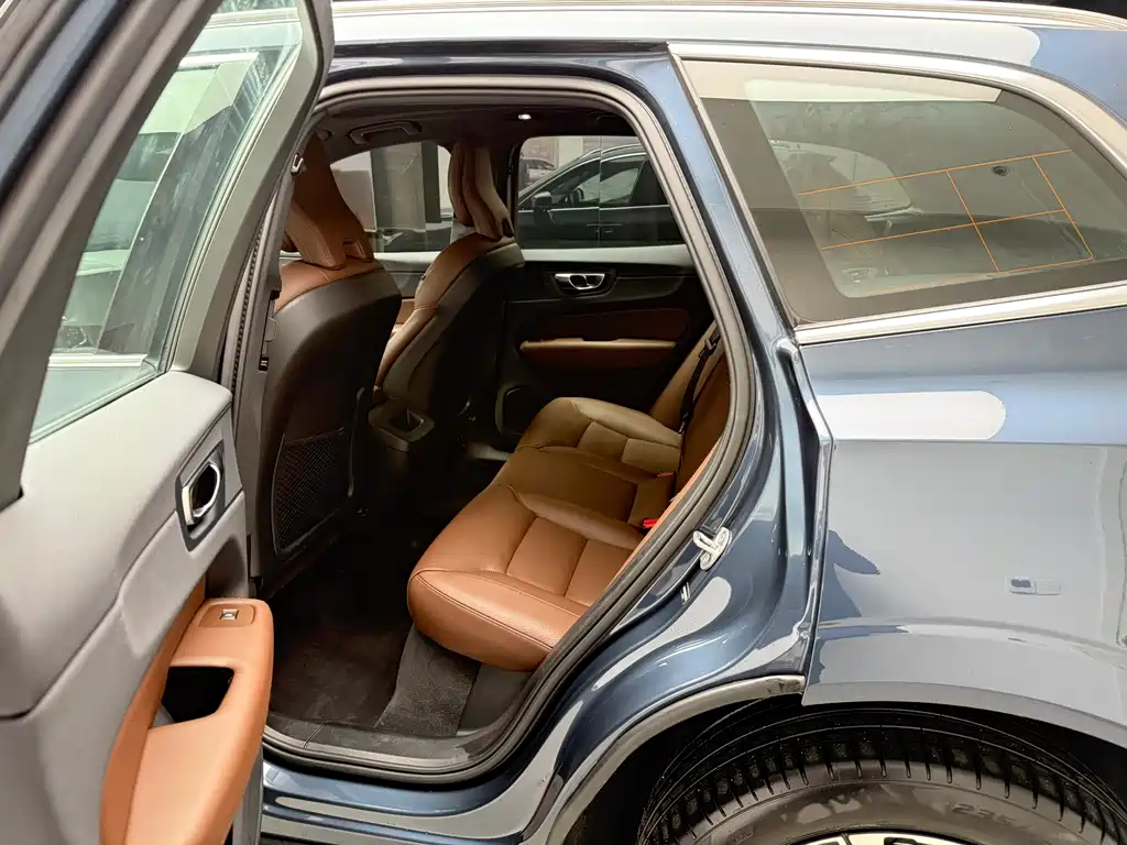 Volvo XC60 2025 — фото 12