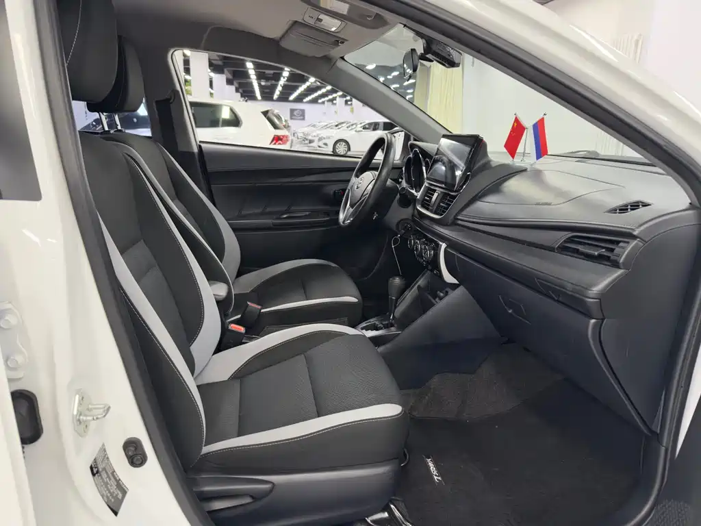 Toyota Yaris L 2022 — фото 11