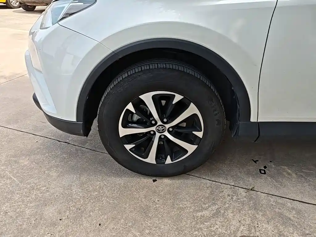 Toyota RAV4 2018 — фото 23