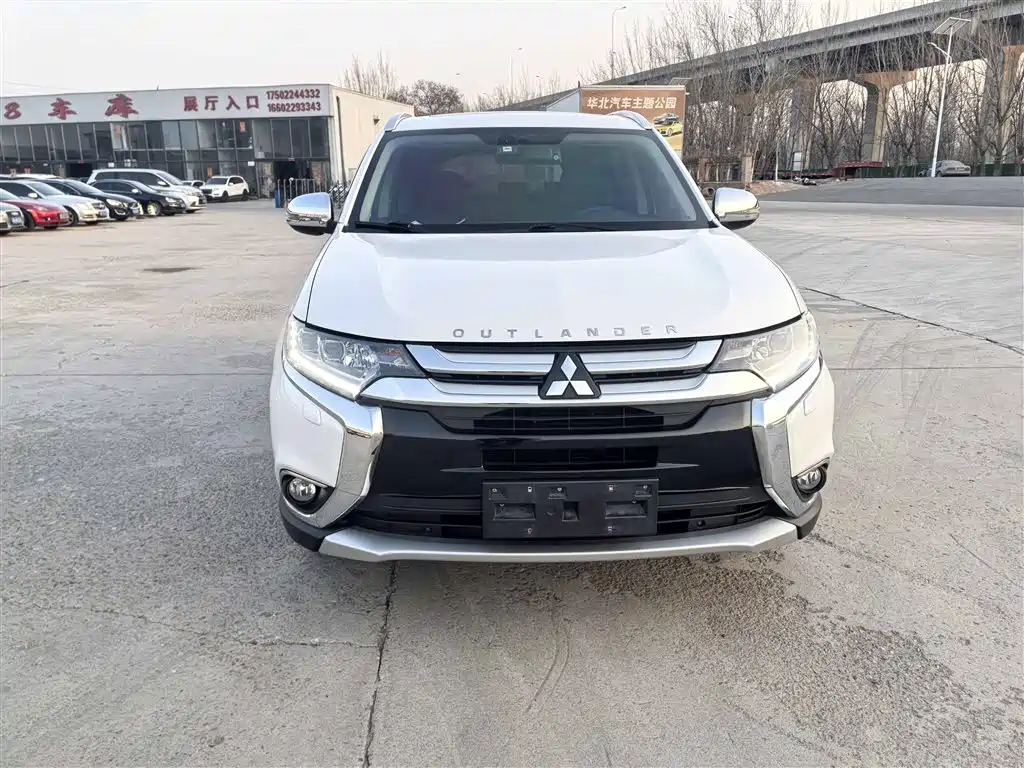 Mitsubishi Outlander 2017 — фото 2
