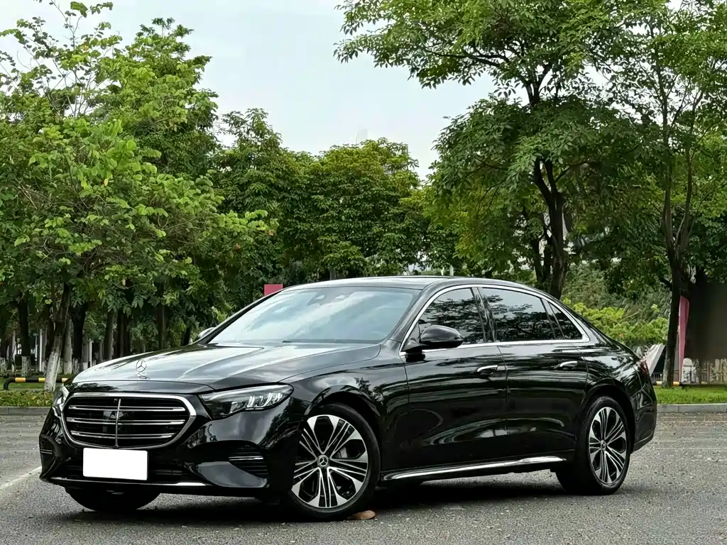 Mercedes-Benz E-Class 2025 — фото 1