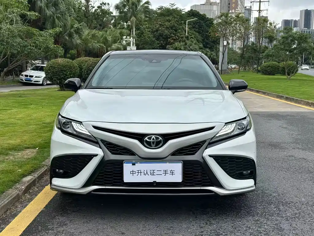 Toyota Camry 2022 — фото 2
