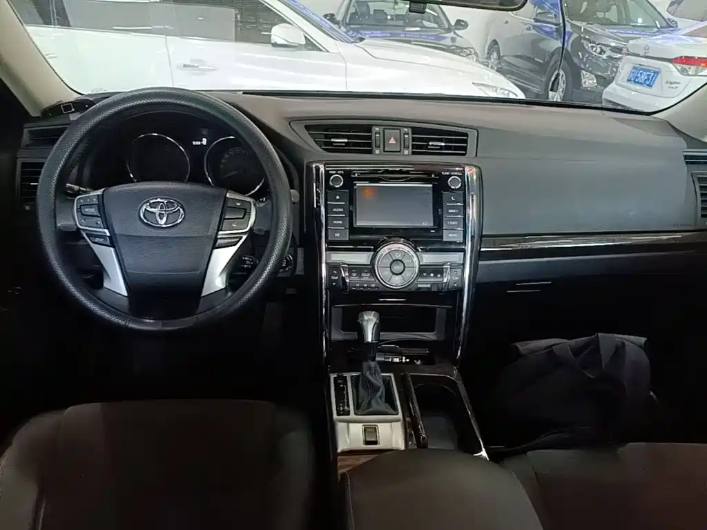 Toyota Reiz 2015 — фото 10