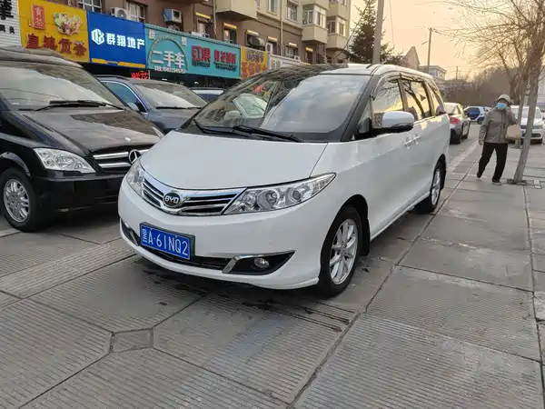 BYD M6 2015