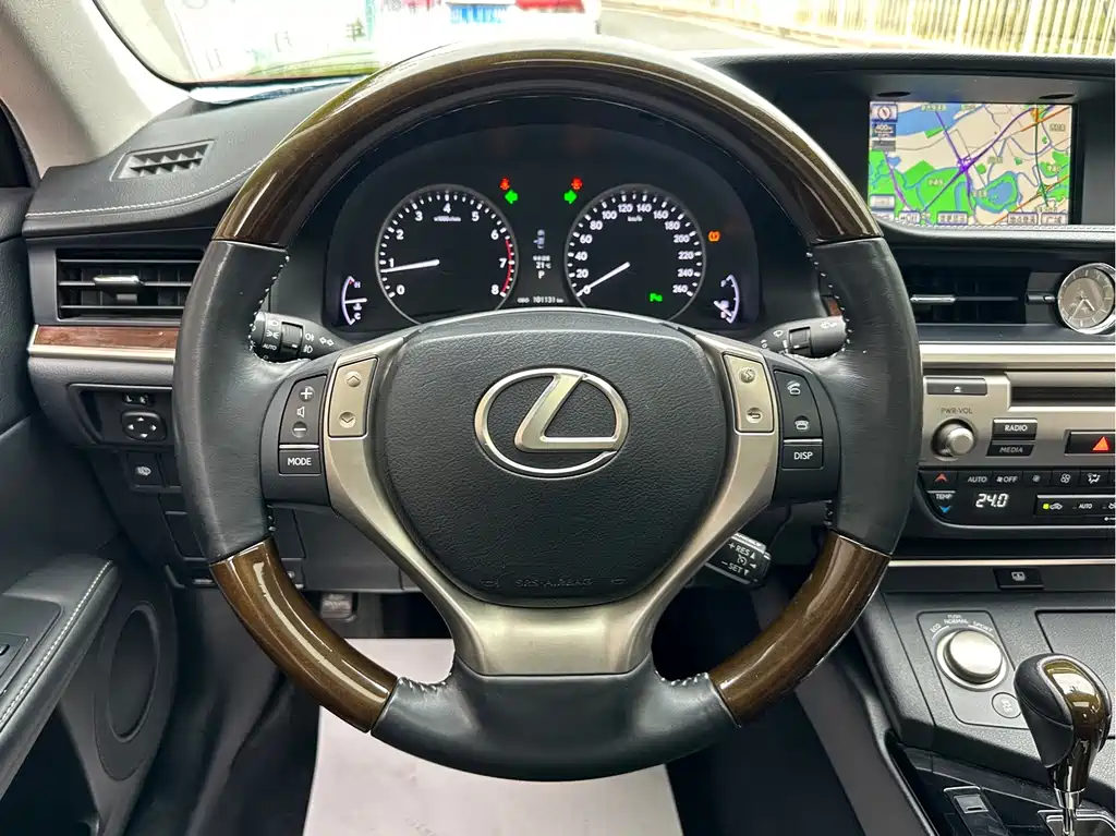 Lexus ES 2014 — фото 17