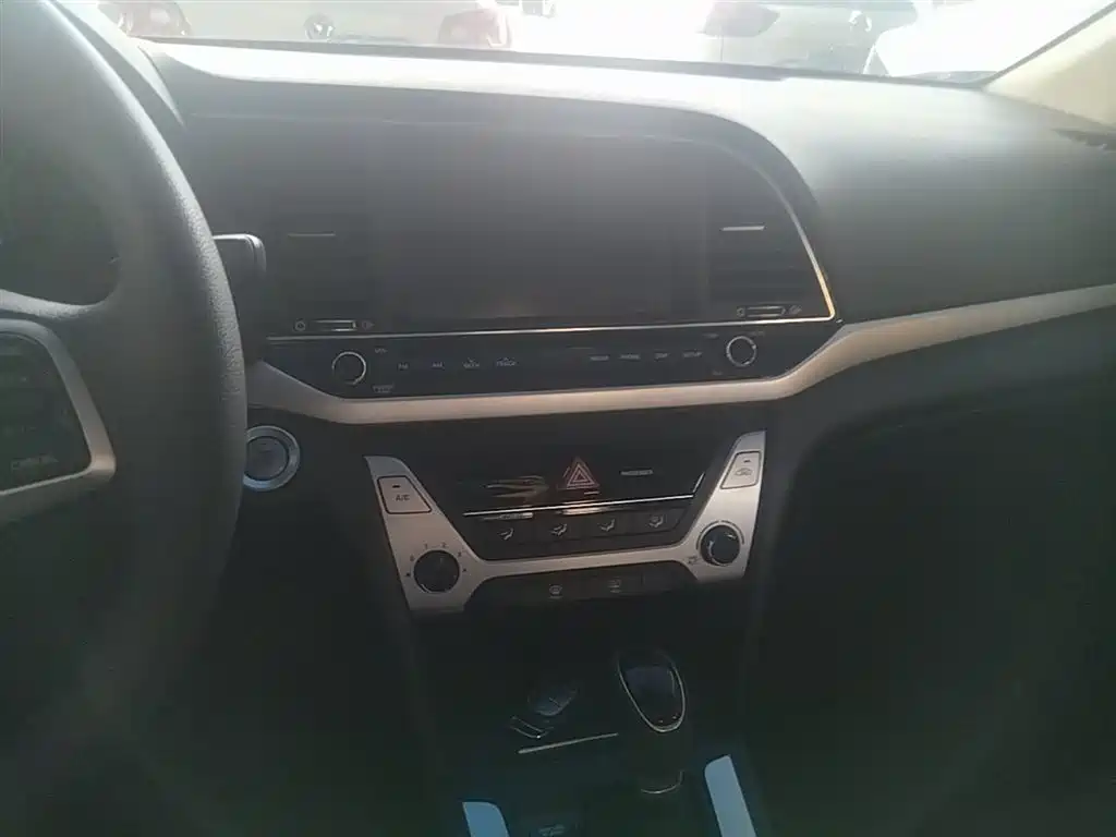 Hyundai Elantra 2017 — фото 13