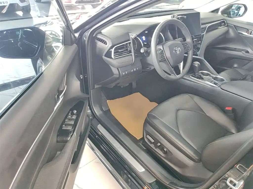 Toyota Camry 2023 — фото 16