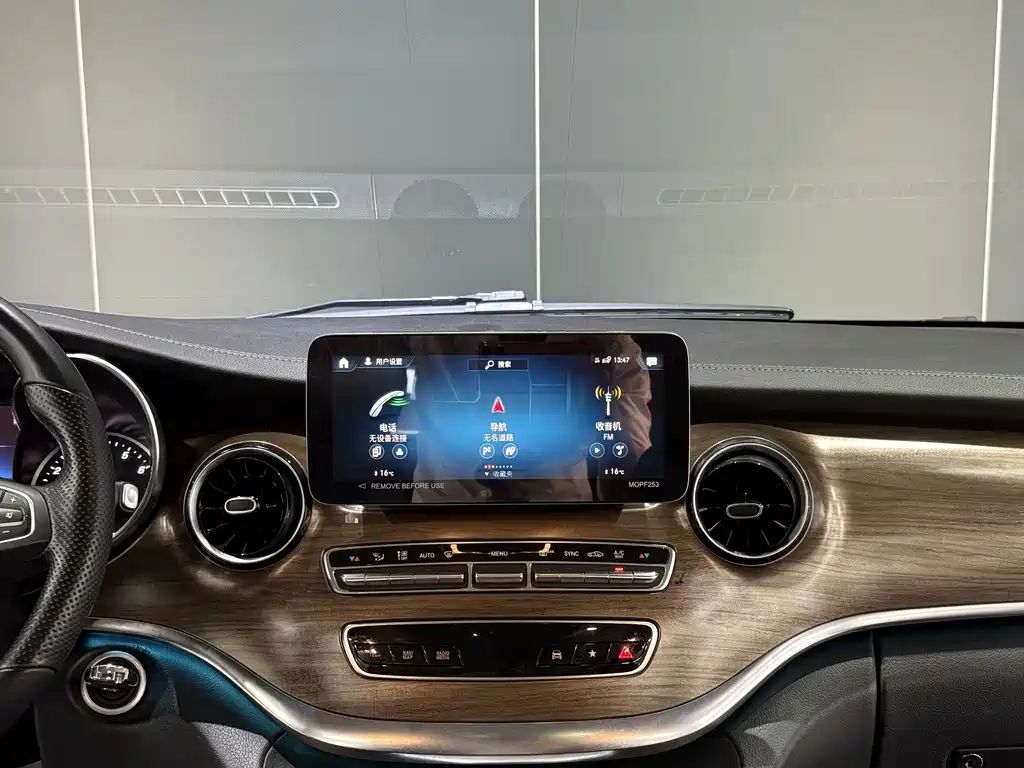 Mercedes-Benz V-Class 2023 — фото 17