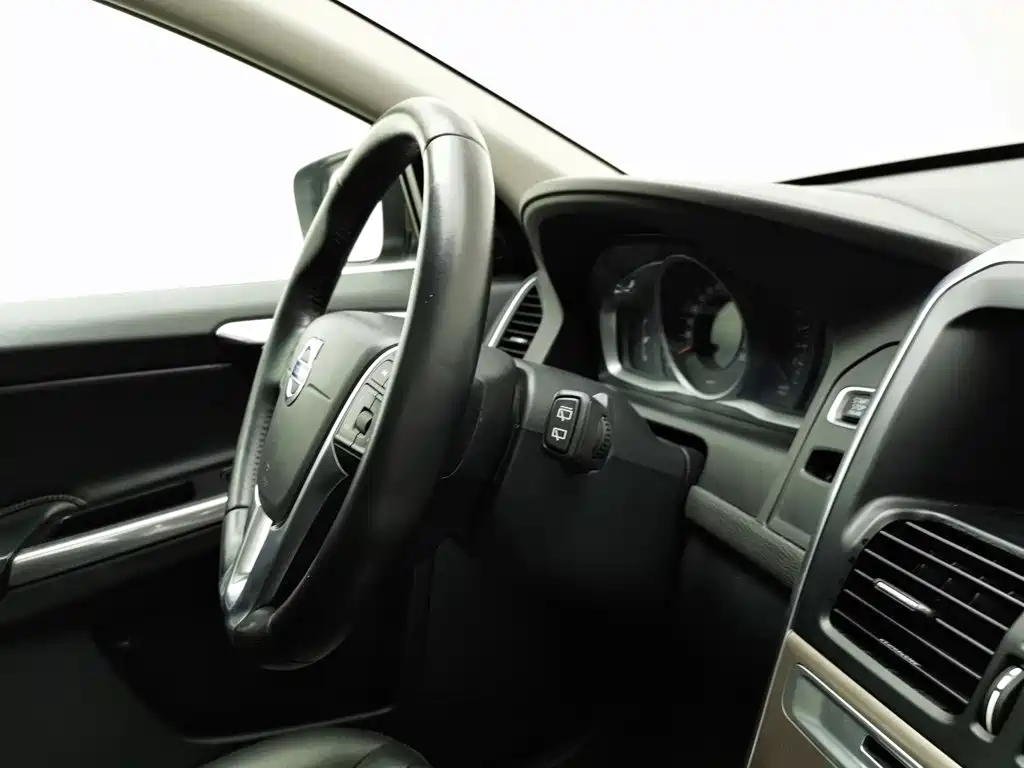 Volvo XC60 2017 — фото 22