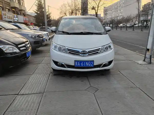BYD M6 2015