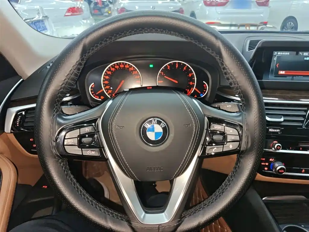 BMW 5 Series 2018 — фото 11