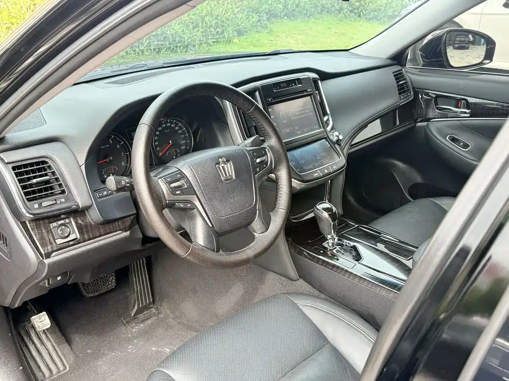 Toyota Crown 2018 — фото 15