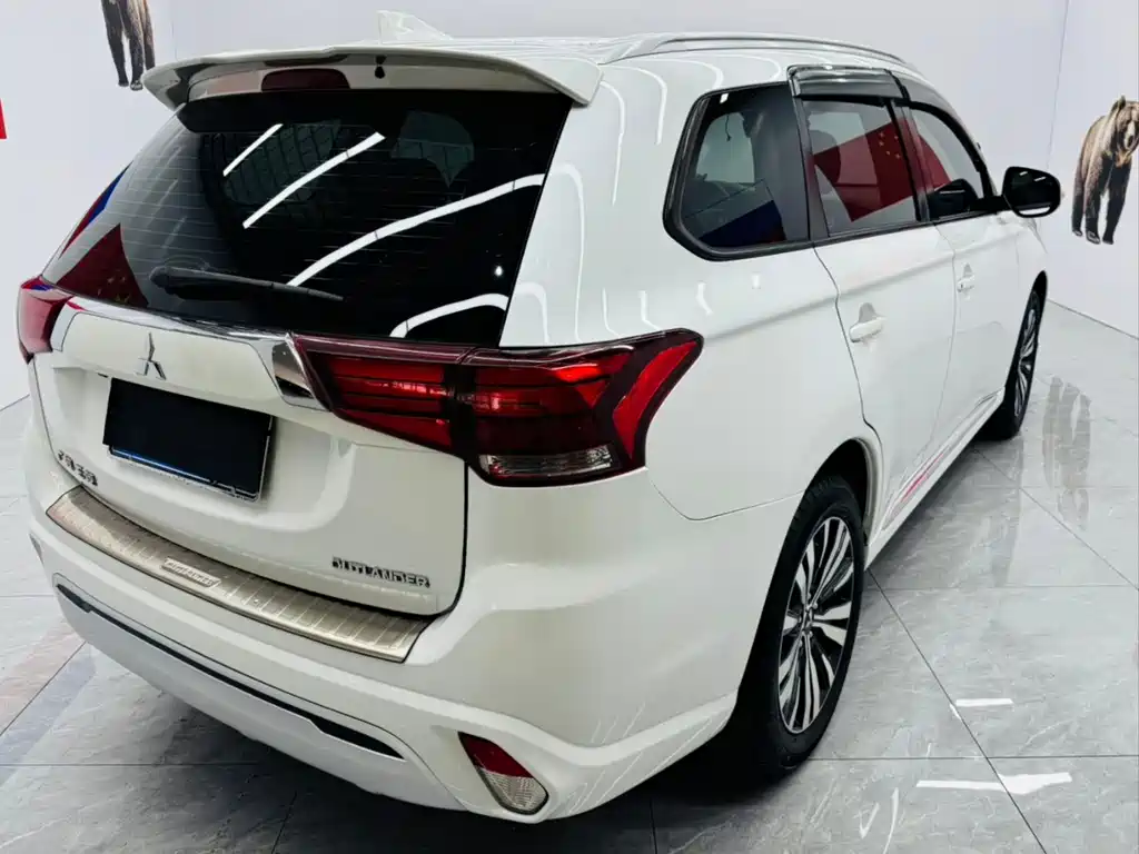 Mitsubishi Outlander 2021 — фото 11