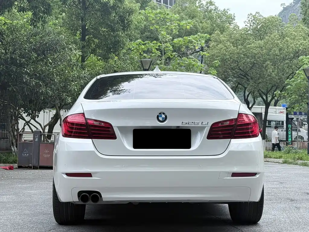 BMW 5 Series 2016 — фото 16
