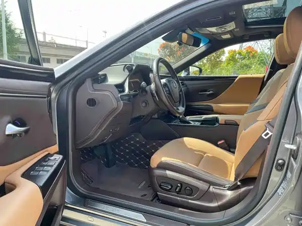 Lexus ES 2021