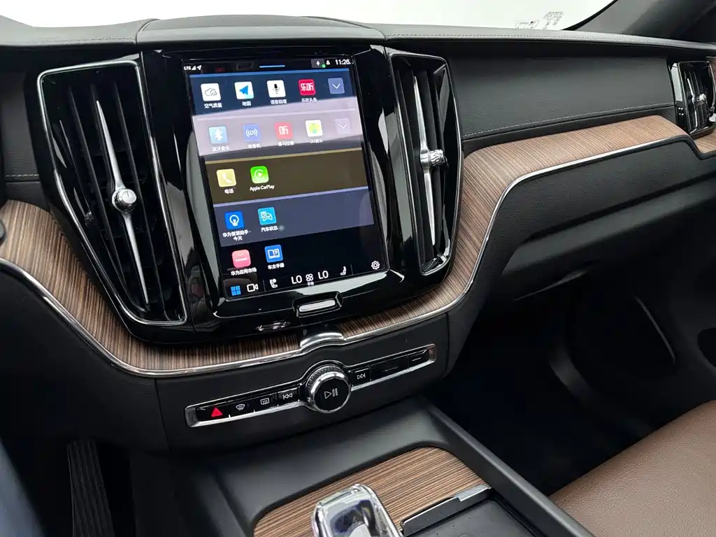 Volvo XC60 Plug-In Hybrid 2023 — фото 12