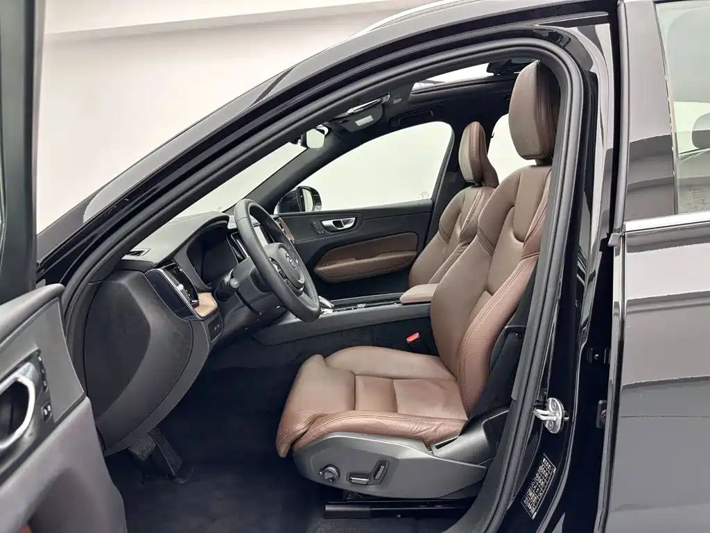 Volvo XC60 Plug-In Hybrid 2023 — фото 19