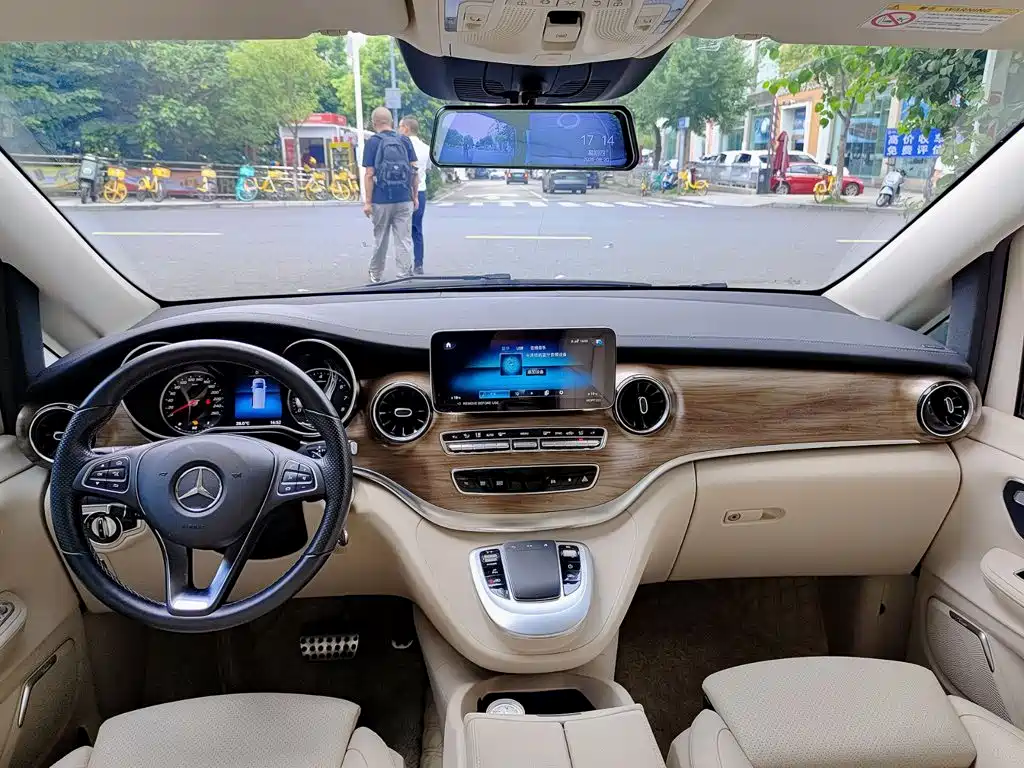 Mercedes-Benz V-Class 2023 — фото 10