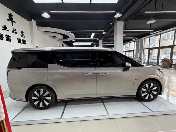 Volvo EM90 2025
