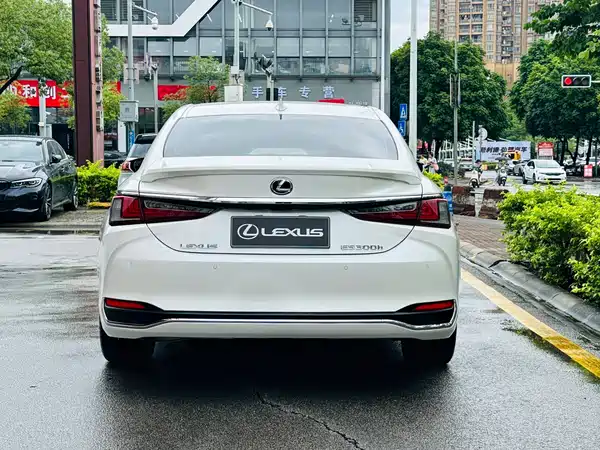 Lexus ES 2022