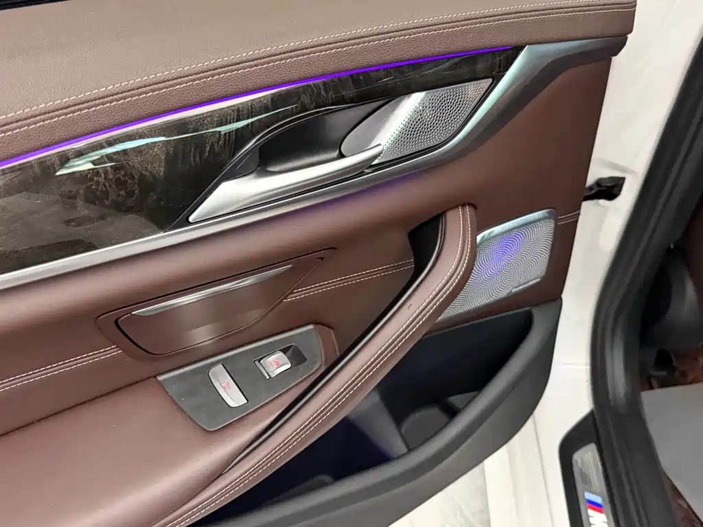BMW 5 Series 2019 — фото 11