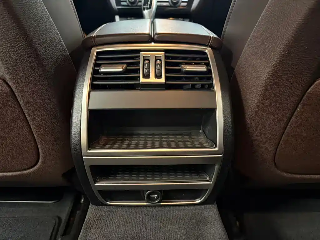 BMW 5 Series 2015 — фото 20