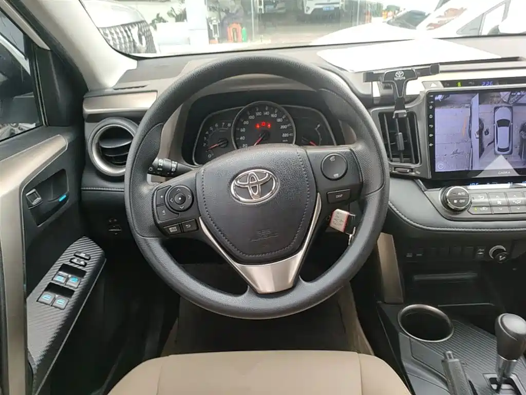 Toyota RAV4 2016 — фото 11