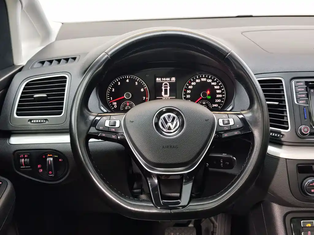 Volkswagen Sharan 2017 — фото 25