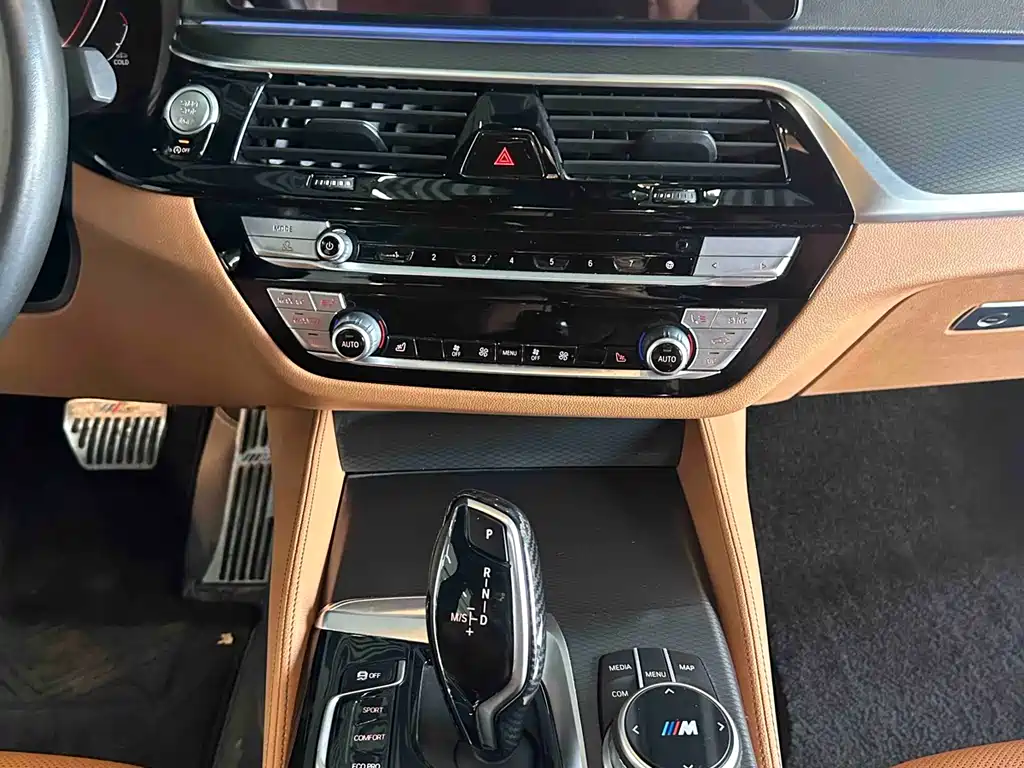 BMW 5 Series 2021 — фото 16