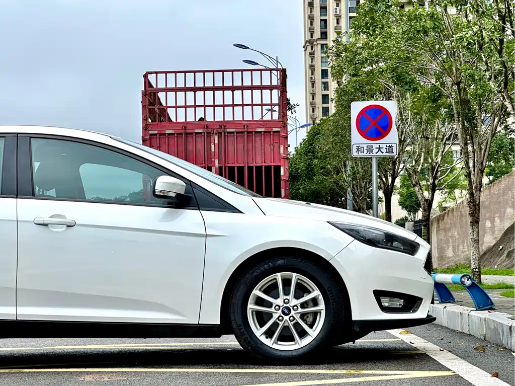 Ford Focus 2016 — фото 13